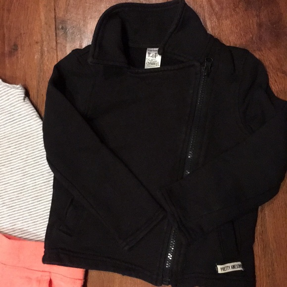 Carter’s play wear set - 4T - Picture 4 of 5